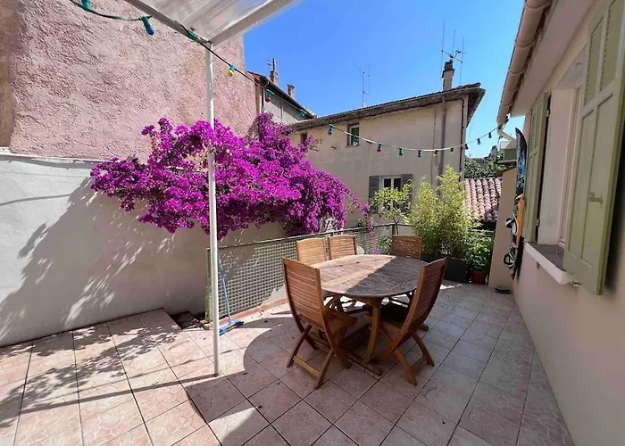 Maison Dans Les Rues Pietonnes Du Vieux Hyeres