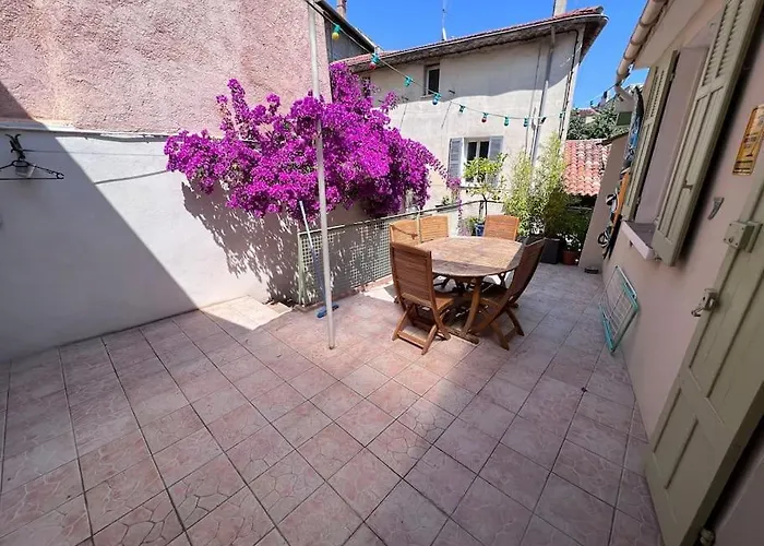 Maison Dans Les Rues Pietonnes Du Vieux Hyeres