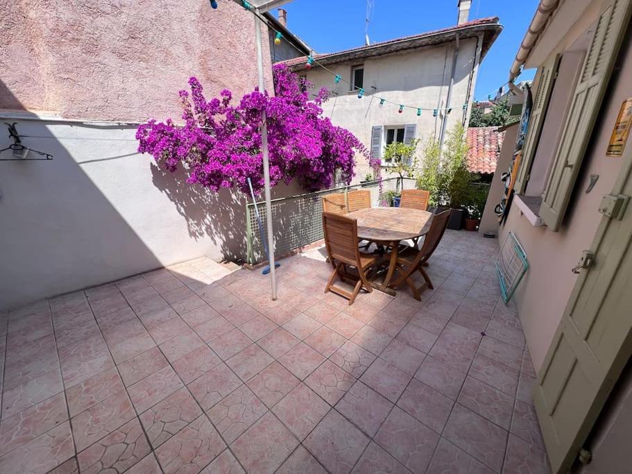 Maison Dans Les Rues Pietonnes Du Vieux Hyeres